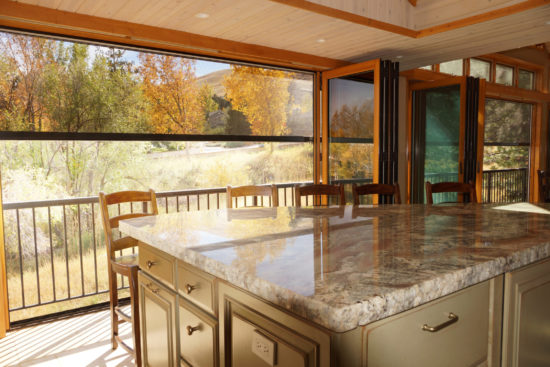 Oasis 2900 Outdoor kitchen with glass wall